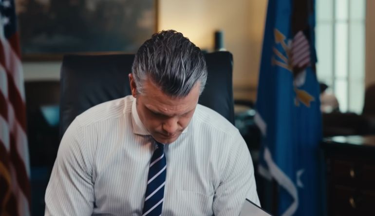 وزير الحرب الأمريكي يوقع مذكرة (يوتيوب وزارة الحرب الأمريكية)