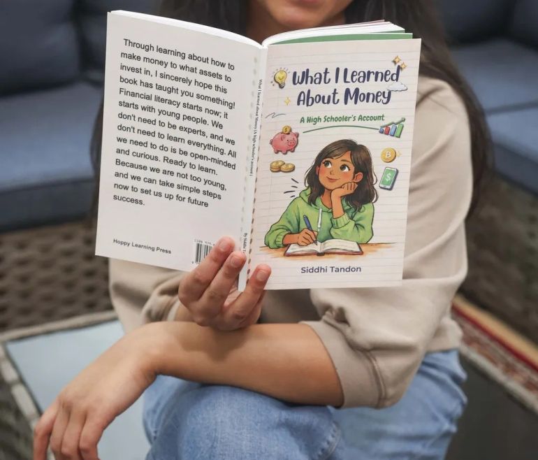 ألفت سيدهي تاندون كتاب صدر في فبراير/ شباط الماضي بعنوان "ما تعلمته عن المال"، يهدف إلى مساعدة الأطفال في فهم أساسيات إدارة الأموال في سن مبكرة
