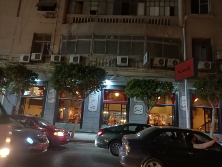 مطعم عيش وملح، المطل على المعبد اليهودي في شارع عدلي وسط القاهرة