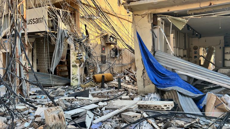 لبنان بعد العدوان: مرحلة صعبة نحو إعادة الاعمار - الجزيرة نت شرح الصور: تسبب العدوان الإسرائيلي على لبنان في دمار هائل وخسائر اقتصادية ضخمة لم تقم الدولة اللبنانية حتى الآن بتكليف الجهات المعنية بجمع الإحصاءات اللازمة لتقييم حجم الدمار أطلق حزب الله لجانًا لإعادة الإعمار في بيروت وتحديد آلية لمتابعة تعويضات المنازل والمؤسسات المتضررة تم تدمير حوالي 11,000 وحدة سكنية في لبنان