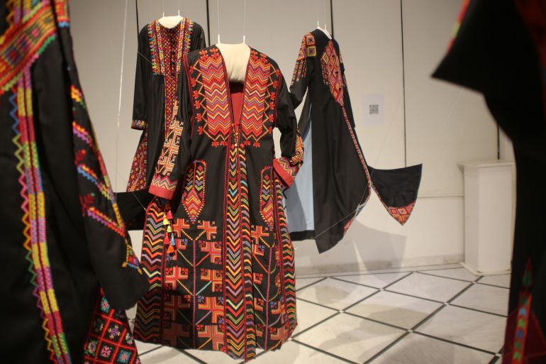 أثواب بتطريزات حوران والجزيرة السورية_ الجزيرة نت