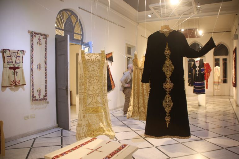 أثواب بتطريزات دمشقية للحياة العادية والاحتفالات_ الجزيرة نت