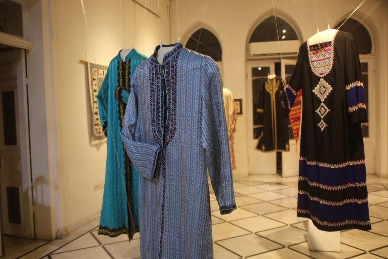 ثوب بتطريزات المنطقة الوسطى (حماة)_ الجزيرة نت