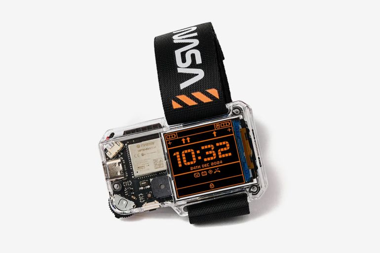 ساعة NASA Artemis Watch 2.0 @موقع الشركة المصنعة - circuitmess.com