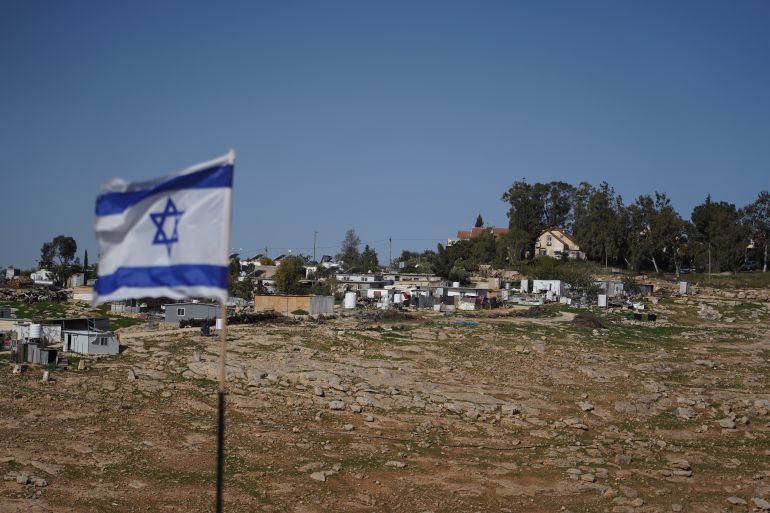 فلسطين-الخليل-أم الخير- طلبة لا يستطيعون الذهاب إلى مدارسهم بسبب إغلاق المستوطنين طريقهم بالأسلاك الشائكة -الحزيرة - أبريل 2026