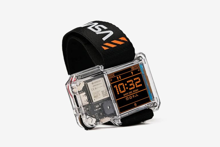 ساعة NASA Artemis Watch 2.0 @موقع الشركة المصنعة - circuitmess.com