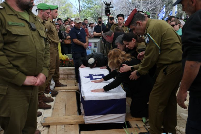 epa12861747 Family members of Israeli soldier Staff Sergeant Maxsim Entis mourn next to the coffin during his funeral in Bat Yam, Israel, 31 March 2026. Entis was one of four Israeli soldiers killed the previous day during combat with Hezbollah operatives in southern Lebanon, the Israeli military said. EPA/ABIR SULTAN