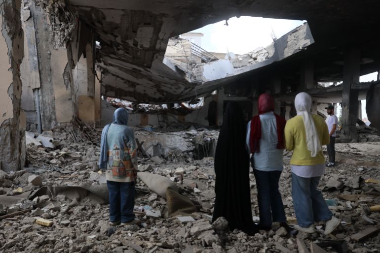 epa_69e8e5838248-1776870787 epa12904938 People stand amid the ruble of a mosque that was damaged in an Israeli airstrike in Jibchit village, southern Lebanon, 21 April 2026. Israel and Lebanon have agreed to a 10-day ceasefire, which went into effect at midnight on 16 April. EPA/WAEL HAMZEH