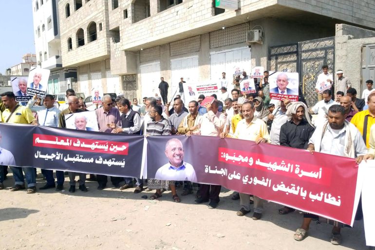 شهدت مديرية #المنصورة في العاصمة المؤقتة #عدن، صباح اليوم الأربعاء، وقفة احتجاجية نظمها معلمون وتربويون وناشطون أمام فرع مدارس "النورس" المصدر:المصدر أونلاين