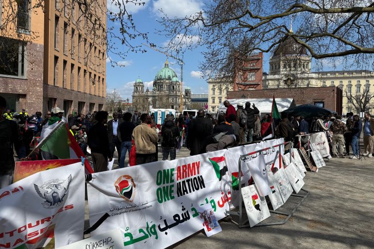 اعتصام لنشطاء سودانيين أمام وزارة الخارجية الألمانية رفضاً لمؤتمر السودان، المنعقد في مبنى الخارجية بمشاركة دولية واستبعاد لطرفي الصراع في السودان