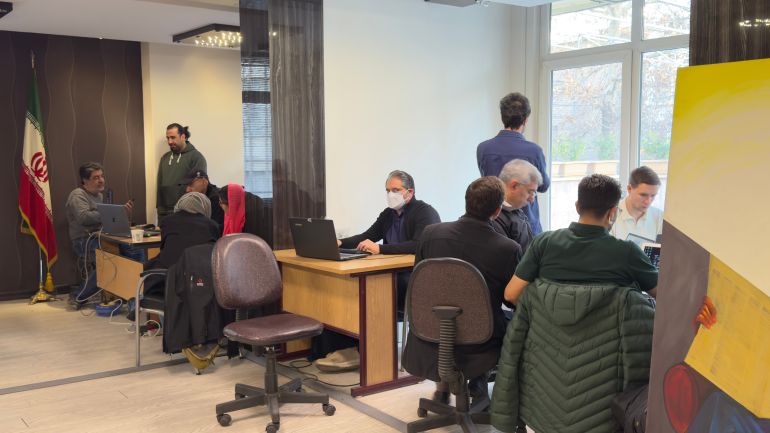 صحفيون مكاتب خارجية يمارسون مهامهم من غرفة إنترنت وفرتها وزارة الثقافة في ظل استمرار انقطاع الإنترنت (الجزيرة)