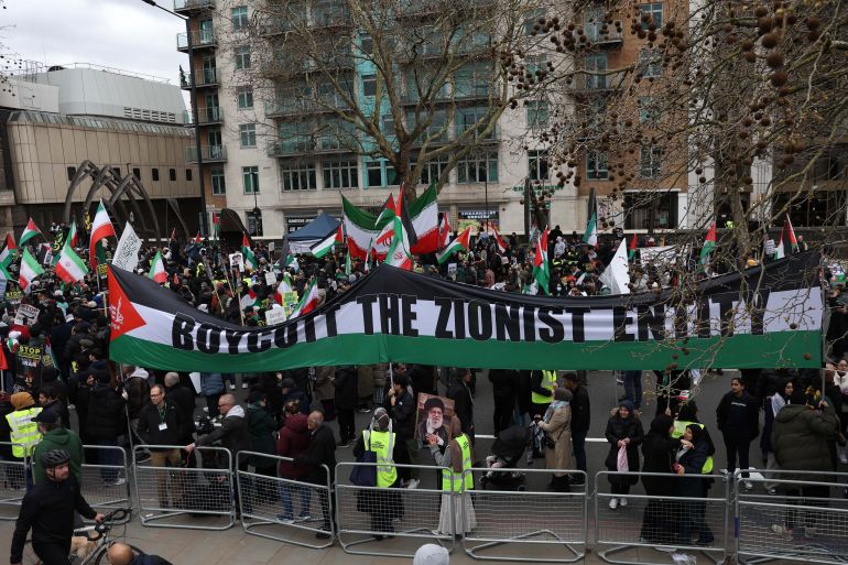 نظمت لجنة حقوق الإنسان الإسلامية (IHRC)، الأحد، احتجاجا في العاصمة البريطانية لندن رغم قرار الحظر الذي أصدرته وزيرة الداخلية البريطانية شابانا محمود بشأن مسيرة "يوم القدس". وعقب حظر المسيرة، نظمت اللجنة البريطانية احتجاجا في منطقة ألبرت إمبانكمنت في لندن، حيث تجمع المشاركون للتظاهر وفقا لمراسل الأناضول. وحمل المتظاهرون لافتات كتب عليها: "ارفعوا أيديكم عن إيران ولبنان"، و"أوقفوا الإبادة الجماعية في غزة". وخلال المظاهرة رفع المشاركون أعلام إيران ولبنان والعراق وفلسطين، ورددوا هتافات مناهضة للولايات المتحدة وإسرائيل، احتجاجا على الهجمات التي تستهدف غزة وإيران. ( Zeynep Demir - وكالة الأناضول )
