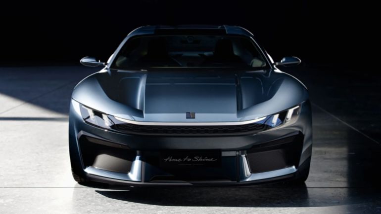 الطلاء الخارجي، فحمل اسم "Apex Blue"، وهو طلاء معدني سائل صُمم لتعزيز ارتدادات الضوء على أسطح المركبة