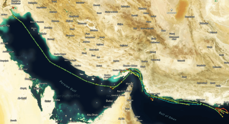 بيانات الملاحية تكشف عن عبور 14 سفينة شحن على الأقل مضيق هرمز (مارين ترافيك)