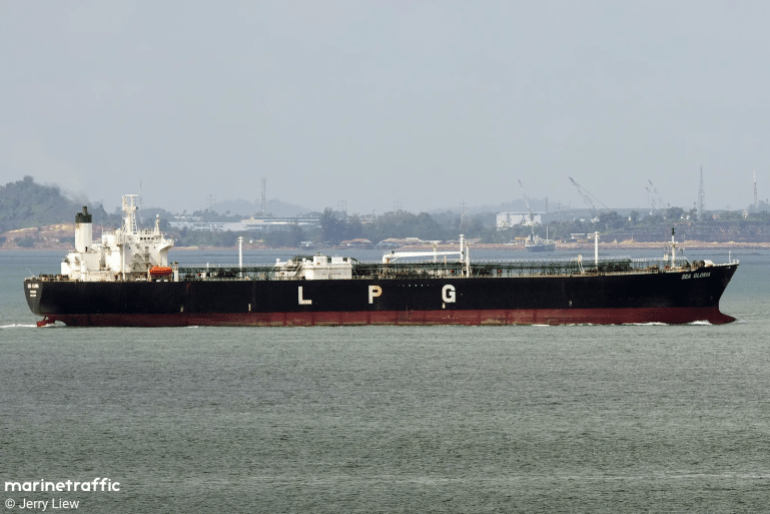 حركة حذرة في هرمز.. 8 سفن تعبر المضيق خلال 24 ساعة بينها ناقلات خاضعة للعقوبات المصدر: مارين ترافيك