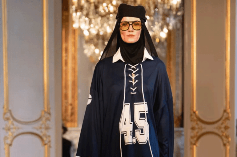 الحجابُ حضر بوصفه عنصرًا بصريًا رئيسيًا في عروض مزجت بين الرمزية الدينية والذوق المعاصر