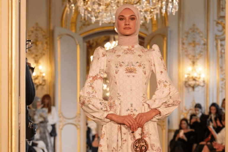 عرض أزياء المصدر: حساب enigmamagazine على إنسنغرام https://www.instagram.com/p/DXl0MxyDb2a/?img_index=2 aris Modest Fashion Week brings nearly 30 designers to the runway with collections celebrating loose silhouettes, long cuts, and headscarves, styles embraced by many Muslim women as an expression of faith and identity. Staged in Paris, the event carries added weight in a country where debates around religious dress, including the hijab, often dominate headlines and face restrictions in certain public settings.