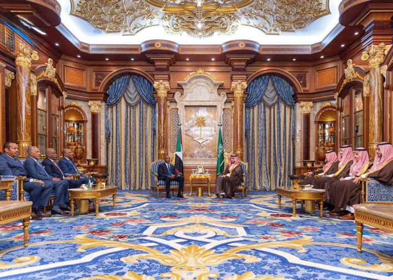 المصدر: حساب مجلس السيادة الإنتقالي - السودان على فيسبوك زيارة رئيس مجلس السيادة الانتقالي إلى السعودية ولقائه ولي العهد السعودي https://www.facebook.com/share/p/18KYVExNHr/