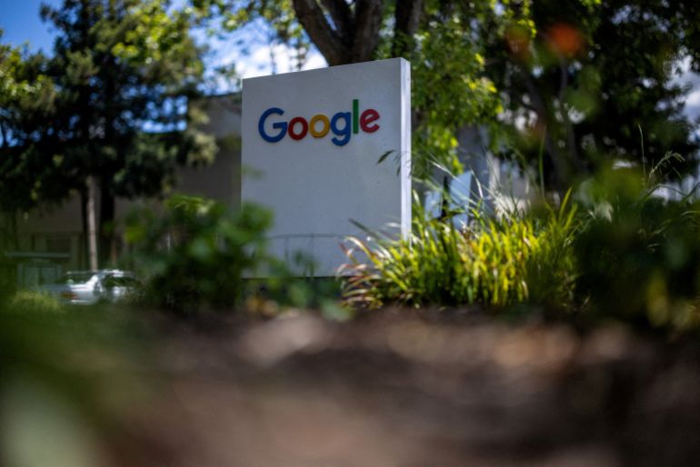 FILE PHOTO: A Google logo is seen at a company research facility in Mountain View, California, U.S., May 13, 2025. REUTERS/Carlos Barria/File Photo
