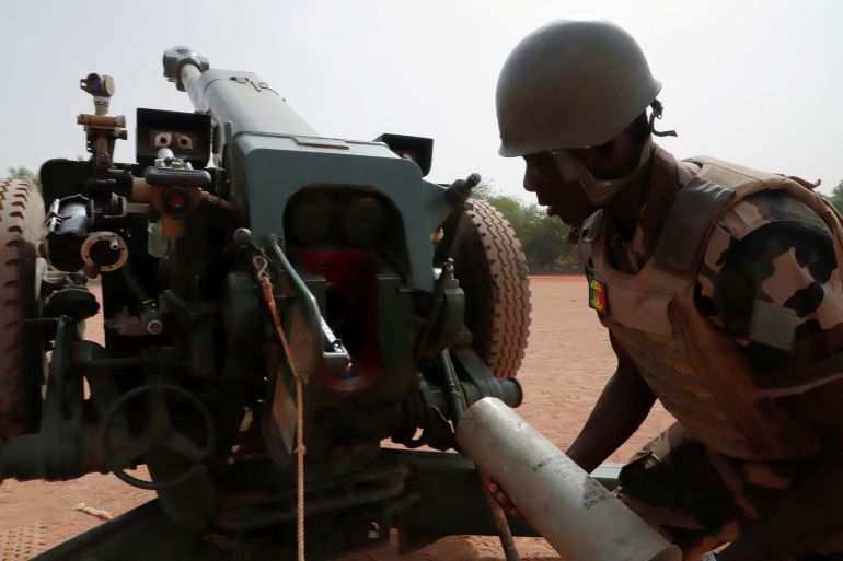 reuters_69eca788-1777117064-1 FILE PHOTO: A Malian soldier of the 614th Artillery Battery is pictured during a training session on a D-30 howitzer with the European Union Training Mission (EUTM), to fight jihadists, in the camp of Sevare, Mopti region, in Mali March 23, 2021. REUTERS/ Paul Lorgerie/File Photo
