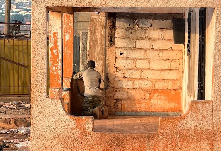 A Malian soldier stands in position with his weapon during an attack on Mali's main military base Kati outside the capital Bamako, Mali April 25, 2026. REUTERS/Stringer TPX IMAGES OF THE DAY