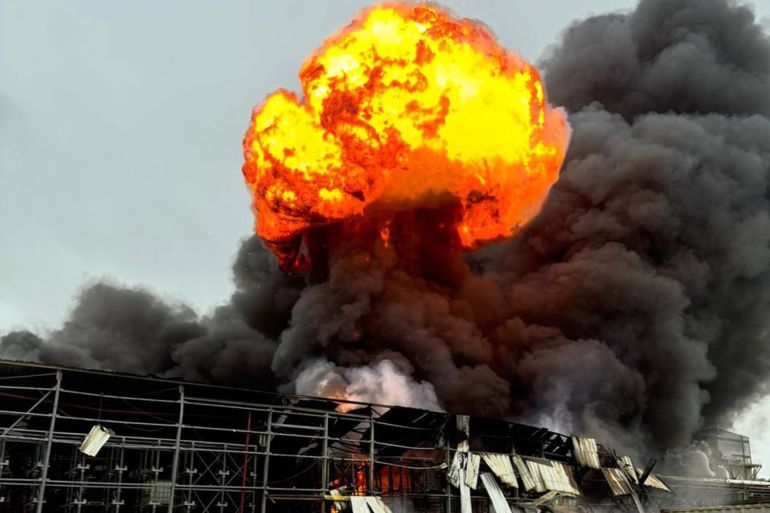 تضرر المصنع في بئر السبع جراء القصف الإيراني المصدر: خدمات الإطفاء الإسرائيلية