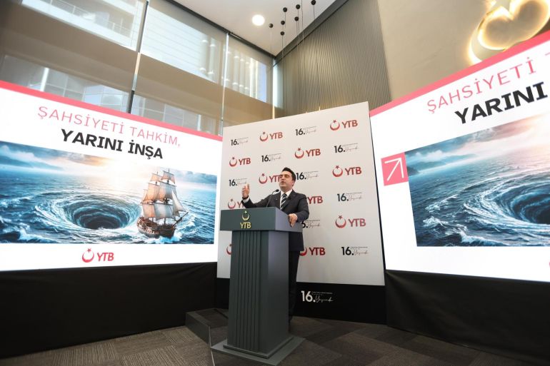 shshshsh6-1776344227 Yurtdışı Türkler ve Akraba Topluluklar Başkanlığı (YTB), kuruluşunun 16. yıl dönümünü Ankara'da düzenlenen programla kutladı. YTB'nin Ankara'daki binasında düzenlenen programda, başkanlığın 2025'te düzenlediği faaliyetlerin değerlendirmesi yapılarak gelecek dönem stratejileri kamuoyu ile paylaşıldı. YTB Başkanı Abdulhadi Turus, programda konuşma yaptı ( YTB - Anadolu Ajansı )