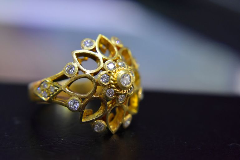 Diamond ring is gold Different designs For those who like to be unique