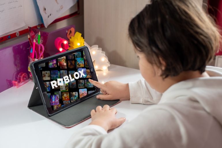 shutterstock_2631528955-1757924312 Antalya, Turkey - May 23, 2025: Little girl playing Roblox, a game very popular among children