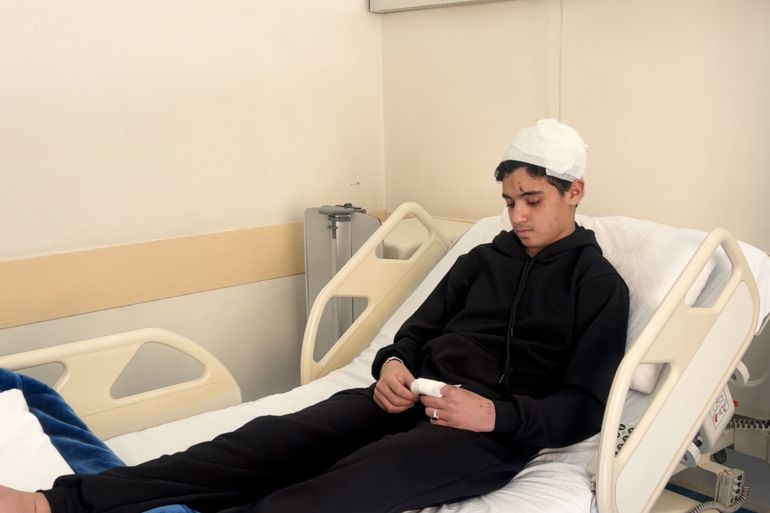 الشاب علي شكر جاء إلى لبنان من سوريا بحثا عن عمل، ليجد نفسه فجأة في قلب غارة إسرائيلية غيّرت كل شيء.(الجزيرة)