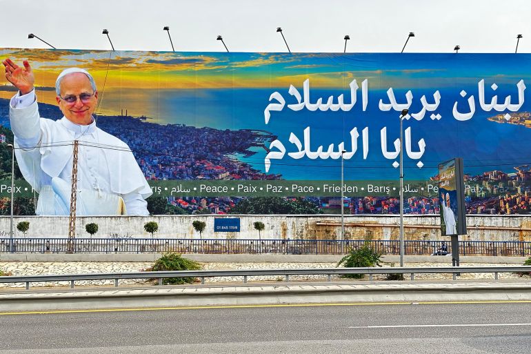 002-4-1764427764 يصل البابا لاوون الرابع عشر إلى لبنان عصر الأحد الأعلام اللبنانية وأعلام الفاتيكان تملأ الشوارع والطرقات استعدادًا للزيارة كلمة واحدة تتصدر اللوحات والصور في كل مكان: "سلام"