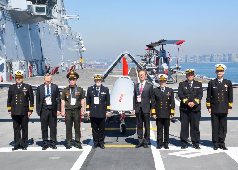 0101-2-1778384639 زيارة وفود أجنبية للسفينة حاملة المسيرات التركية (ساها - إكس)