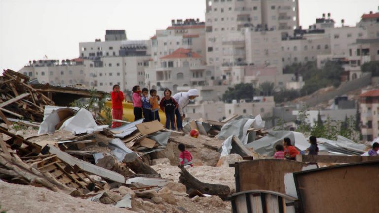 فلسطين- جبل البابا- القدس- أطفل يلهون فوق أنقاض منازل مهدمة بمنطقة جبل البابا علما أن الهدم الأخير الذي تعرض له الجبل كان قبل أقل من عام