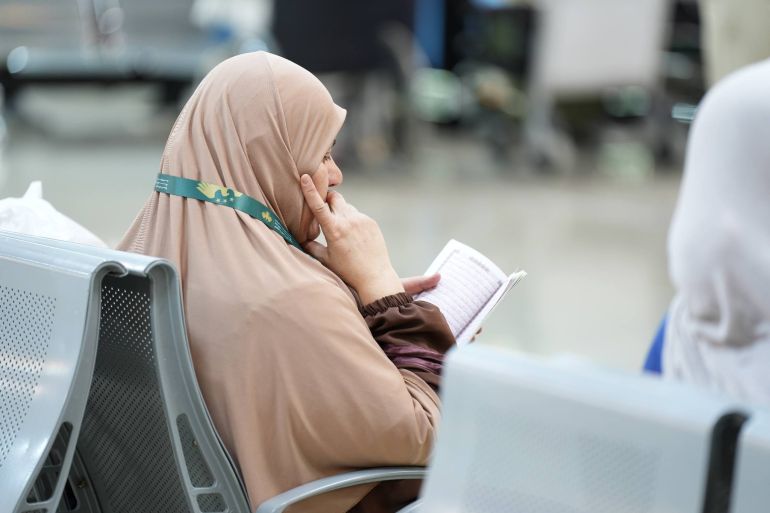 حاجة سورية تقرأ القرآن قبيل الانطلاق إلى بيت الله الحرام (الهيئة العامة للطيران)