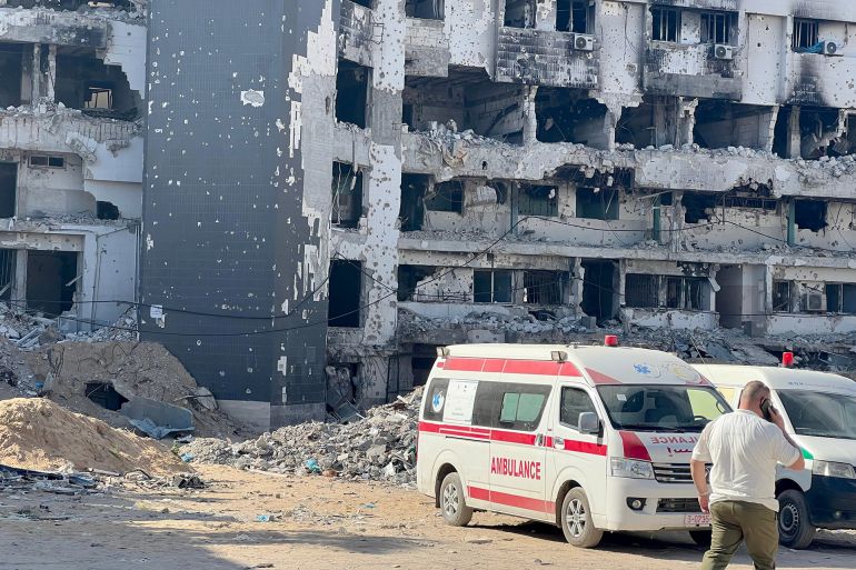 طواقم طبية في غزة تعمل وسط أنقاض المستشفيات لإنقاذ الجرحى رغم الدمار والحصار