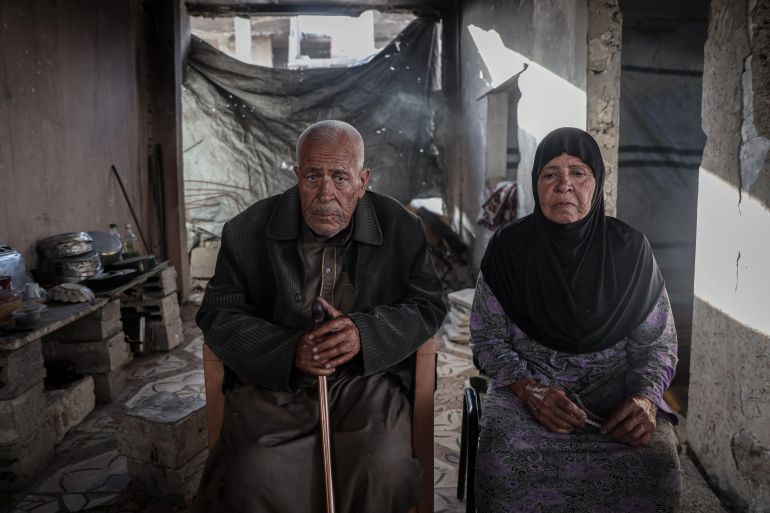 Abdel Mahdi al-Wuheidi and his wife Aziza [Abdelhakim Abu Riash/Al Jazeera]
