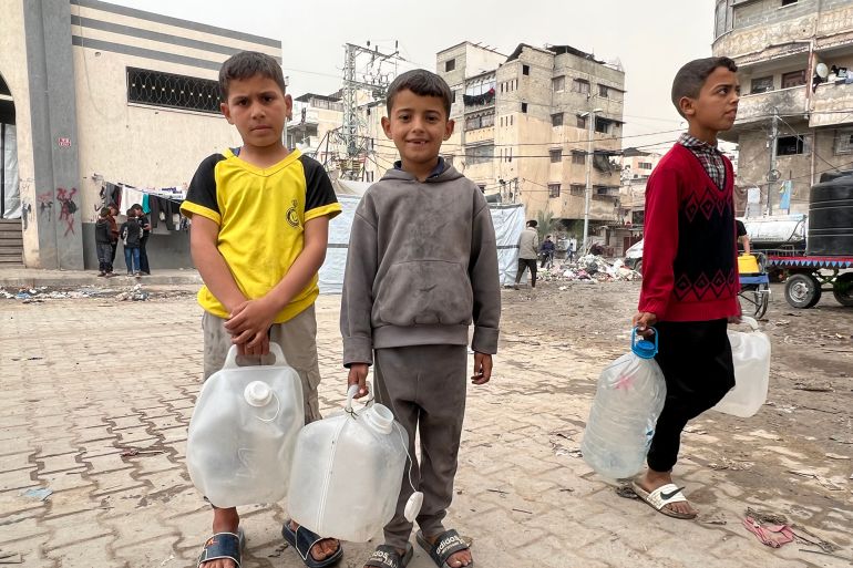 4-1744044612 10 الأطفال في غزة يتحملون عبئا كبيرا في البحث عن مصادر المياه وتعبئتها لأسرهم