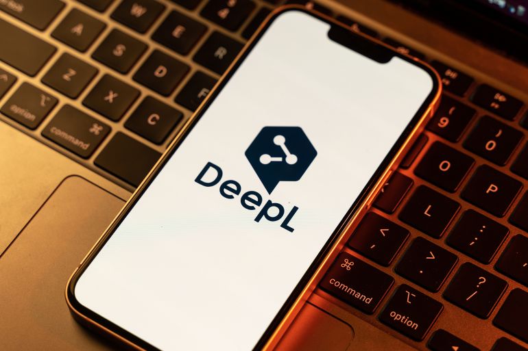 4356y-1776686184 West Bangal, India - july 5, 2023 : DeepL logo on phone screen stock image.