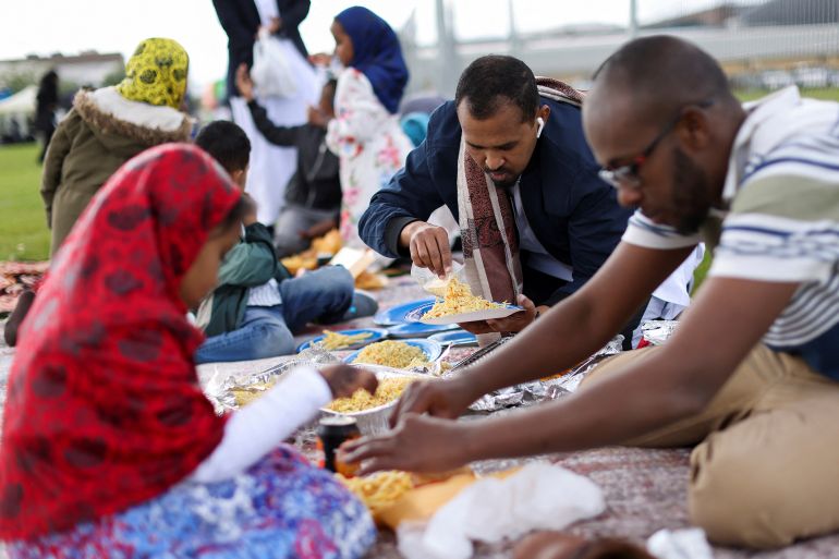 45rrdf-1779371345 Muslim families eat as they celebrate at 'Eid in the Park' to mark the end of the holy month of Ramadan, amid the spread of the coronavirus disease (COVID-19) in London, Britain May 16, 2021. REUTERS/Tom Nicholson