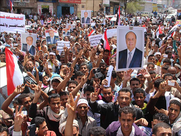 مسيرة ب مدينة تعز تأييدا لشرعية الرئيس عبد ربه منصور هادي ورفض انقلاب الحوثيين والدعوة لإعلان عدن عاصمة مؤقتة - تصوير: مأرب الورد/ الجزيرة نت
