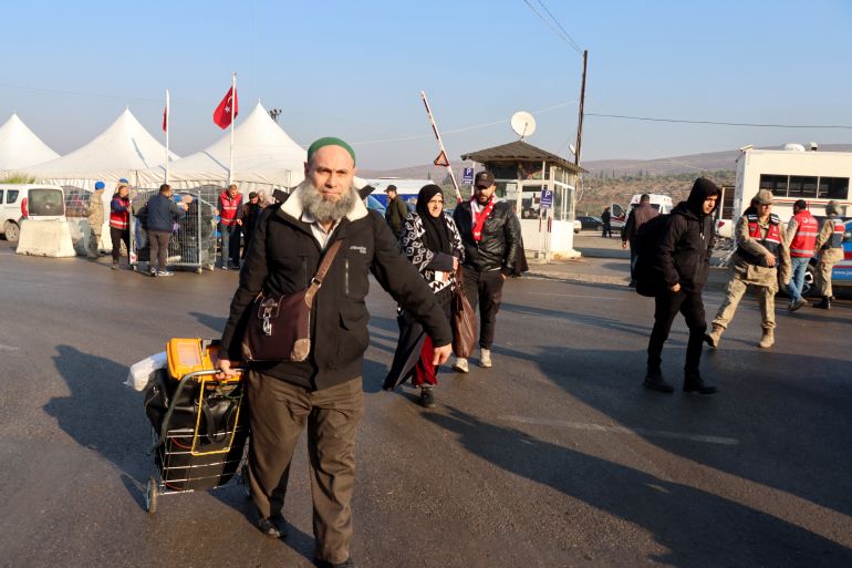 564-1762012776 HATAY, TURKIYE - DECEMBER 17: Syrians in Hatay move towards the Cilvegozu Border Gate between Turkiye and Syria after the collapse of sixty-one years of Baath Party rule in Syria, on December 17, 2024. Lale Koklu Karagoz / Anadolu (Photo by Lale Koklu Karagoz / Anadolu via AFP)