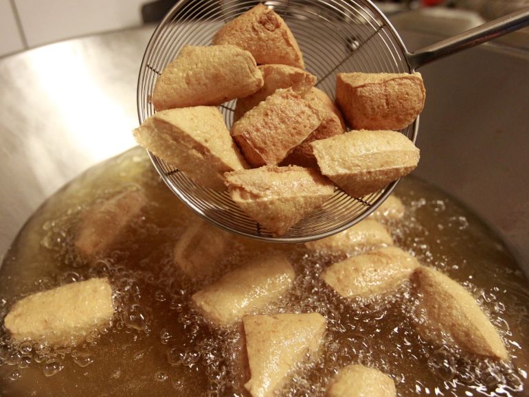 6124c0da-2724-4e6e-b8f9-6ea691f04ce6 Stinky tofu is seen fried at the Jiaziyuan Restaurant in New Taipei city July 25, 2013. The smellier, the better. That's the rule in Taiwan for stinky tofu, a popular fermented snack that assaults the nose but pleases the palate. Picture taken July 25, 2013. REUTERS/Pichi Chuang (TAIWAN - Tags: SOCIETY FOOD)