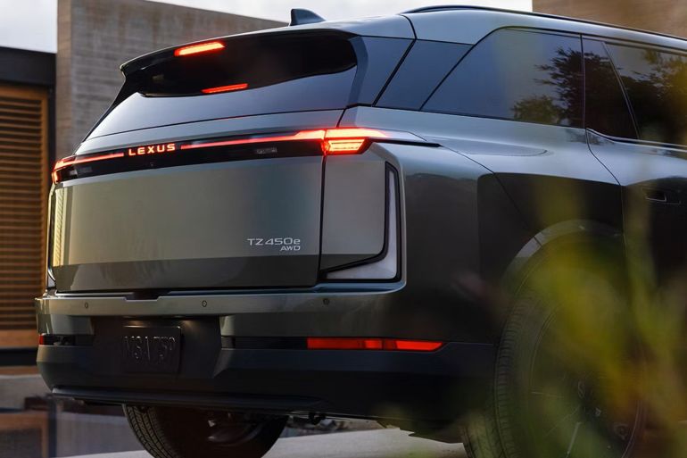 645-1778744861 لكزس TZ.. أول SUV كهربائية عائلية بثلاثة صفوف تدخل فئة الفخامة وتنافس الكبار المصدر الموقع الرسمي لشركة لكزس