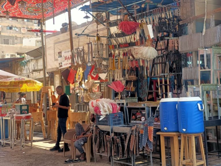65-7-1779185357 أحد الزبائن يشتري سكاكين ذبح الأضاحي