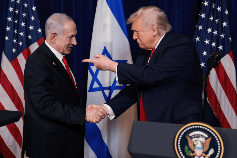 654-1777419843-1 ترامب و نتنياهو U.S. President Donald Trump points his finger towards Israeli Prime Minister Benjamin Netanyahu as they shake hands during a press conference after meeting at Trump’s Mar-a-Lago club in Palm Beach, Florida, U.S., December 29, 2025. REUTERS/Jonathan Ernst TPX IMAGES OF THE DAY