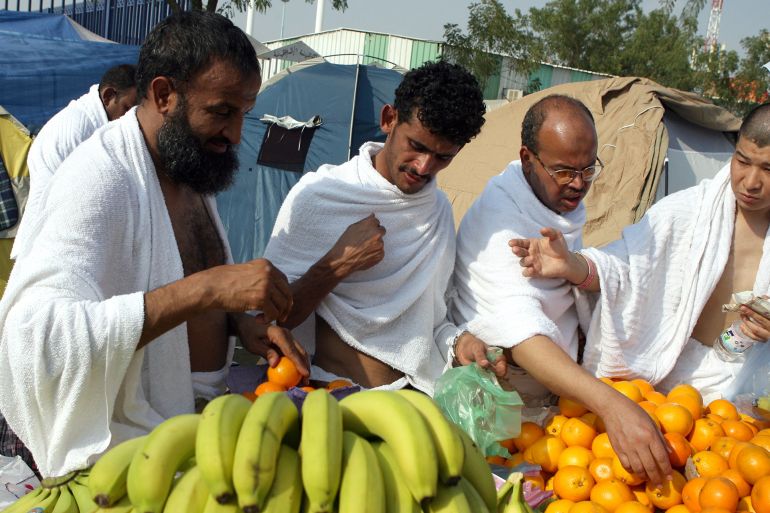 Muslim pilgrims buy fruits along the street of Mount Arafat, southeast of the Saudi holy city of Mecca, 18 December 2007 as they prepare for the start of the annual hajj.