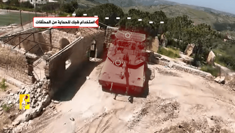 صورة تظهر استخدام الميركافا المستهدفة شباك تمويه لإخفاءها عن المسيرات
