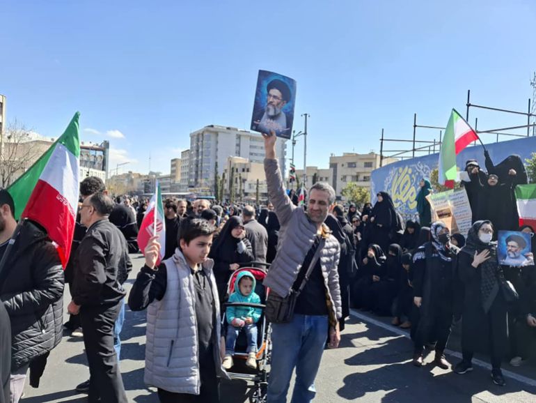المتظاهرون رفعوا صور خامنئي ورددوا شعارات تندد باغتياله (الجزيرة نت)
