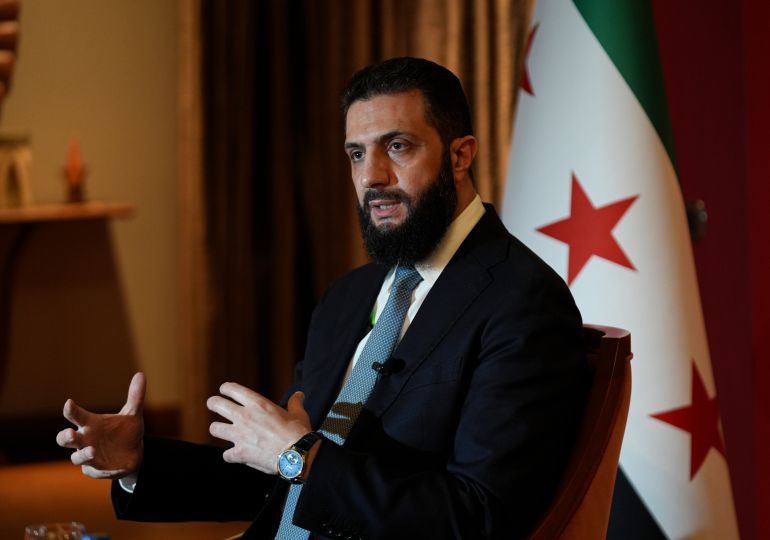 قال الرئيس السوري أحمد الشرع، الخميس، إن الشراكة بين بلاده وتركيا "يُبنى عليها الكثير لمستقبل أمن المنطقة والعالم أيضا بأكمله". وفي حوار مع الأناضول، على هامش مشاركته الثانية في منتدى أنطاليا الدبلوماسي بتركيا، أضاف الشرع أن هناك "فرصا كبيرة للربط الإقليمي بين سوريا وتركيا". وذكر أن "تركيا كانت مناصرة للثورة السورية طوال 14 عاما ووقفت بجانب شعبنا المظلوم وتجمعنا روابط تاريخية قديمة وجغرافية". وتناول الرئيس السوري خلال الحوار، ملفات الطاقة، والأمن مع إسرائيل، والعلاقات مع تركيا وأوكرانيا، كما رسم الشرع ملامح "سوريا الجديدة" كشريك باستقرار الإقليم. وأشار إلى أنه لا يعتقد أن "المفاوضات مع إسرائيل وصلت إلى طريق مسدود لكنها تجري بصعوبة شديدة بسبب إصرارها على التواجد على الأراضي السورية". ( Berkan Çetin - وكالة الأناضول )