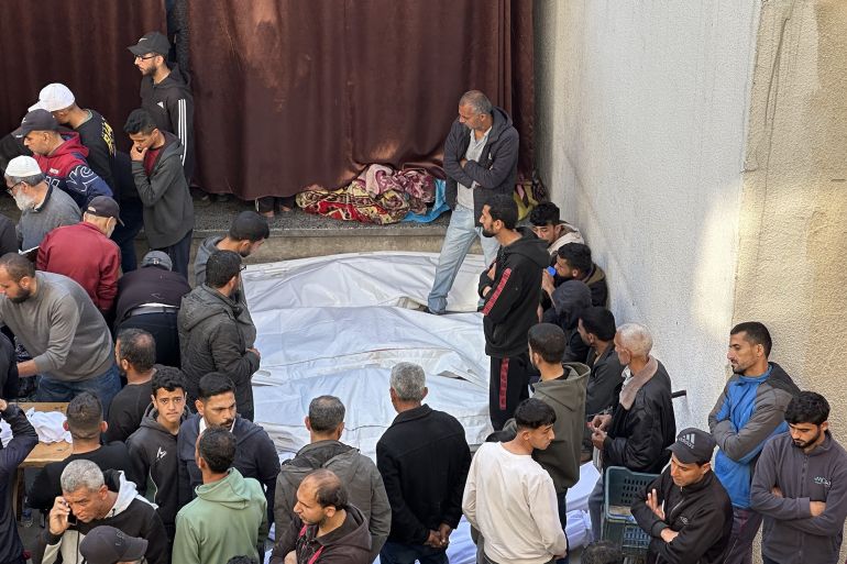 أفادت وزارة الصحة بغزة، الثلاثاء، بوصول 326 قتيلا فلسطينيا لمستشفيات القطاع، هم أحدث ضحايا في سلسلة المجازر التي ترتكبها إسرائيل خلال حرب الإبادة على القطاع. وقالت في بيان: "وصل مستشفيات قطاع غزة 326 شهيدا حتى اللحظة (08:00 ت.غ)، نتيجة الاستهدافات والمجازر المتعددة التي ارتكبها الاحتلال منذ ساعات فجر اليوم على قطاع غزة". ( Khames Alrefi - وكالة الأناضول )